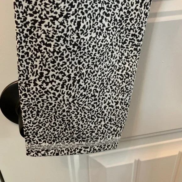 Athleta Salutation II Textured Tight Black and White Leggings - Picture 7 of 9